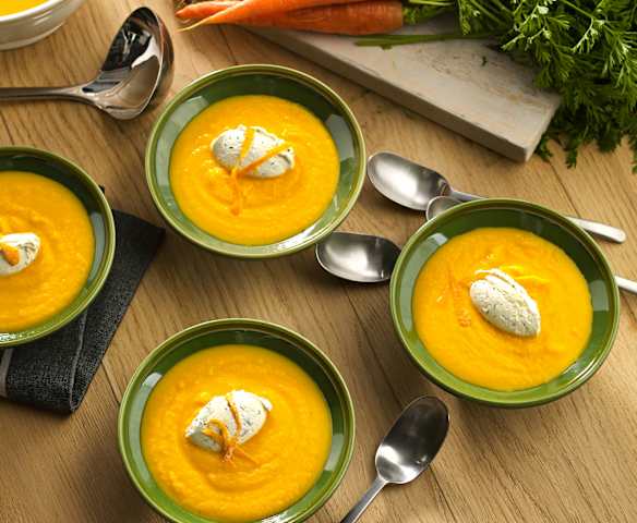 Sopa fría de zanahoria y naranja con nata al eneldo