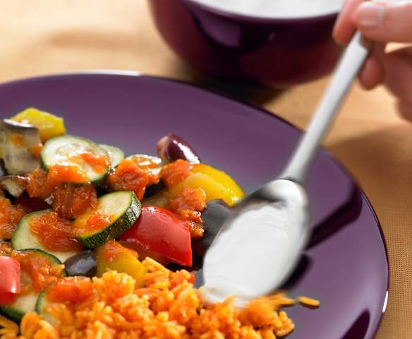 Pisto de berenjenas con arroz y salsa de yogur