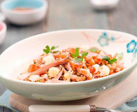 Sałatka z wędzonym kurczakiem i kozim serem