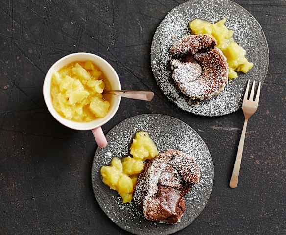 Warmes Schokoküchlein mit Ananas