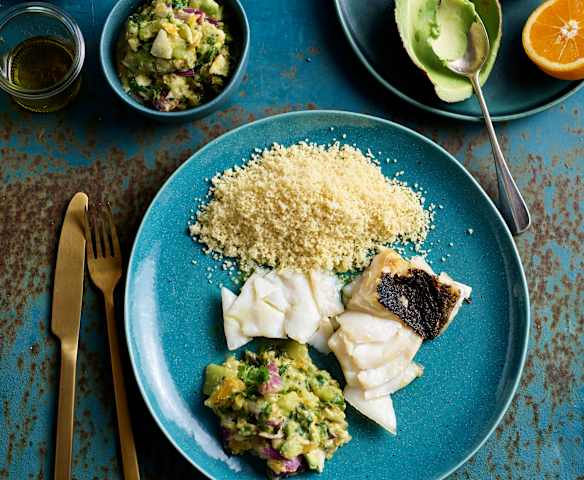 Bacalhau grelhado com cuscuz e salada de abacate