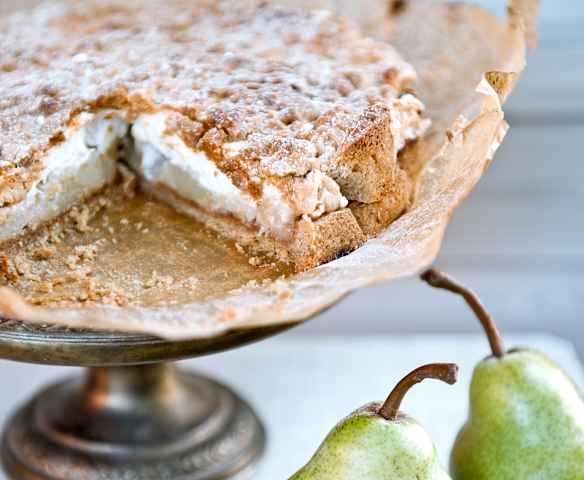 Szarlotka z jabłek i gruszek na orzechowym spodzie
