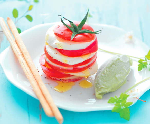 Carpaccio tomate-mozzarella et glace avocat-basilic