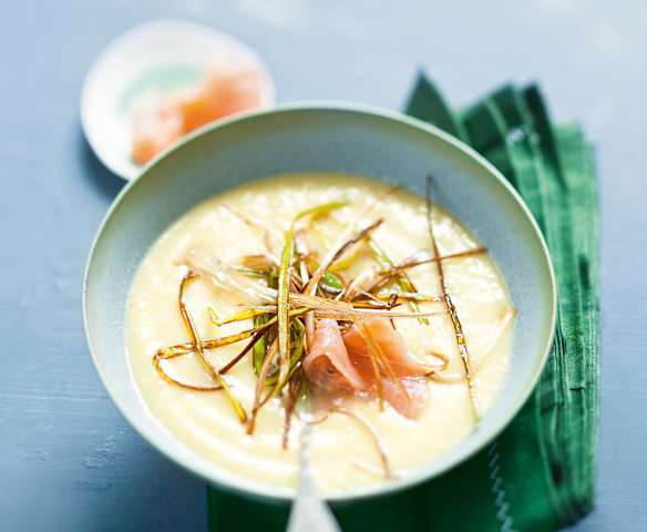 Velouté poireaux-pommes de terre au saumon fumé Velouté poireaux-pommes de terre au saumon fumé