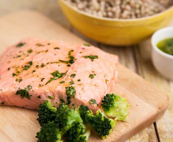 Salmone con broccoli e grano saraceno