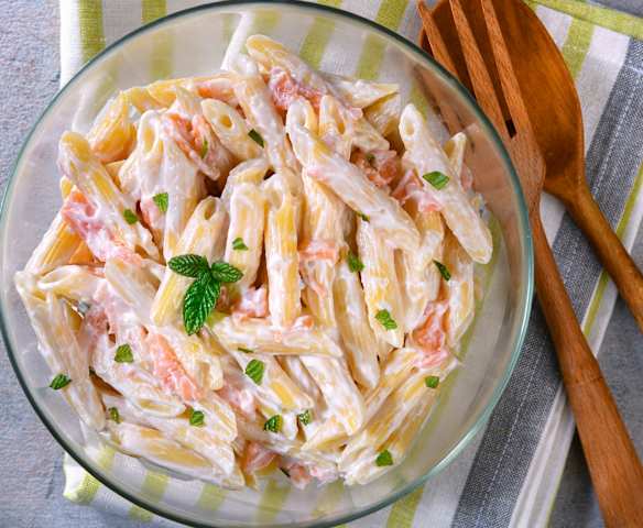 Insalata di pasta al salmone e yogurt
