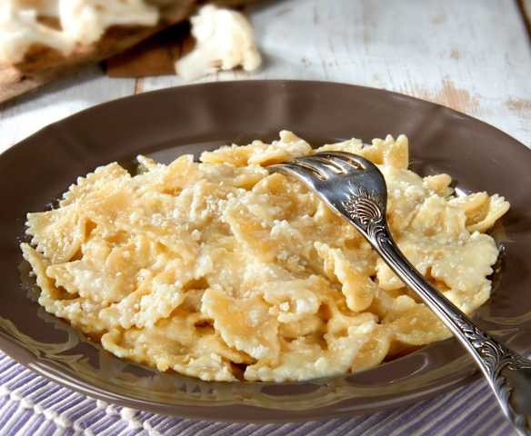Farfalle in crema di uova e cavolfiore