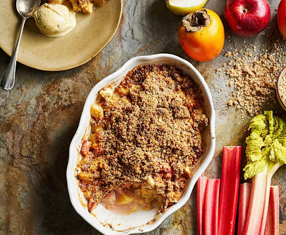 Crumble de ruibarbo e dióspiro
