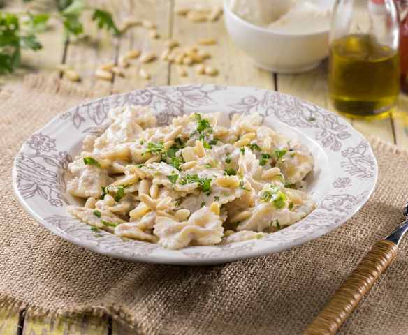 Farfalle risottate in salsa di tonno, ricotta e pinoli