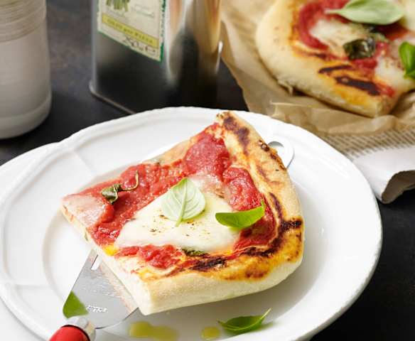 Pizza Margherita mit Bier