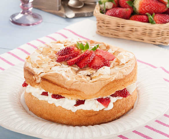 Torcik z bezą i truskawkami