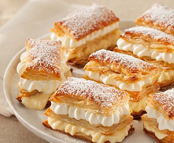 Milhojas con crema pastelera y nata