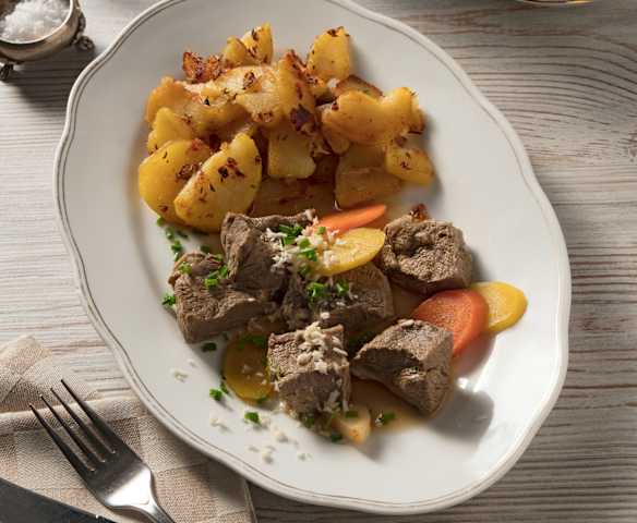 Gekochtes Rindfleisch mit Braterdäpfeln und Wurzelgemüse