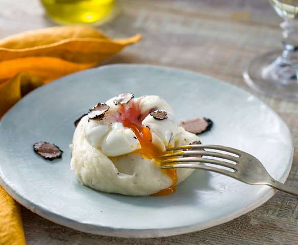 Huevo poché sobre parmentier con trufa negra Huevo poché sobre parmentier con trufa negra