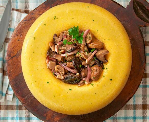 Anello di polenta con sugo ai funghi e speck