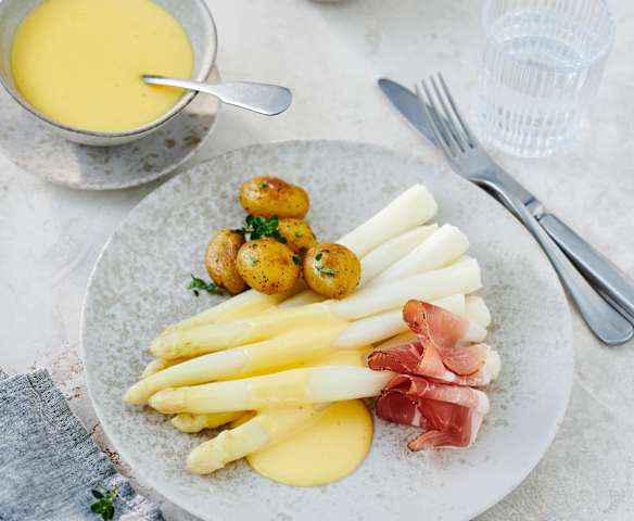Spargel mit Kartoffeln und Sauce Hollandaise