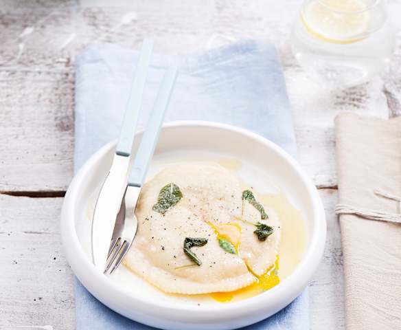 Raviolo z płynnym żółtkiem i farszem z ricotty i szpinaku