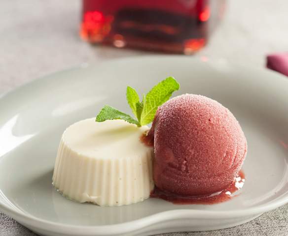 Panna cotta de yogur y chocolate blanco con sorbete de cerezas