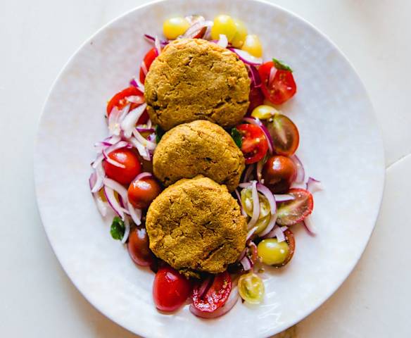 Falafel de cenoura  e sementes de girassol com salada de tomate e hortelã