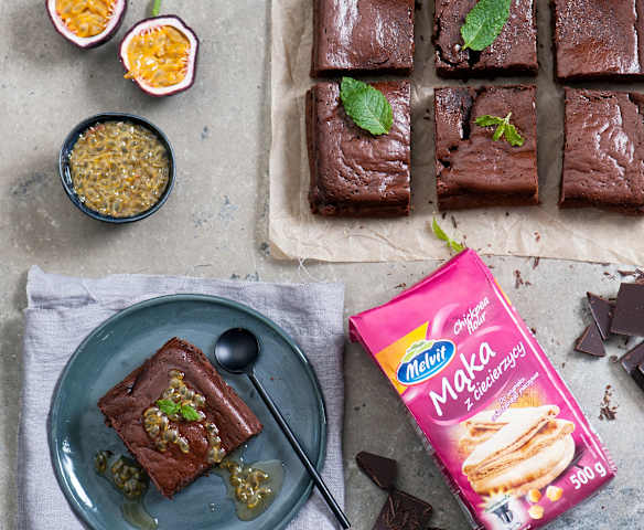 Brownie z mąką z ciecierzycy z sosem z marakui