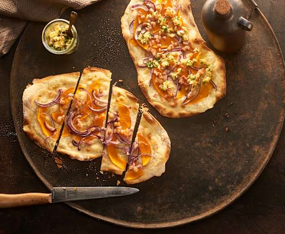 Kürbis-Flammkuchen mit Apfel-Kräuter-Häckerle