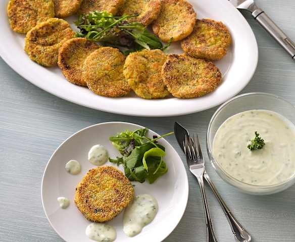 Pasteles de patata y palitos de surimi con salsa de yogur sin gluten Pasteles de patata y palitos de surimi con salsa de yogur sin gluten