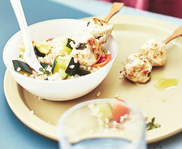 Brochettes de poulet, boulgour et courgettes