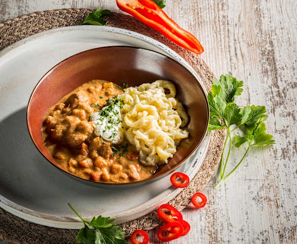 Hendl-Gulaschtopf mit Spätzle