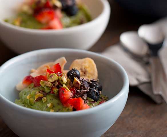 Smoothie bowl ze szpinakiem, bananami i posypką owocowo-bakaliową Smoothie bowl ze szpinakiem, bananami i posypką owocowo-bakaliową