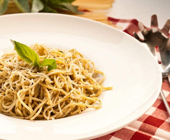 Espaguetis al pesto con aroma de cítricos