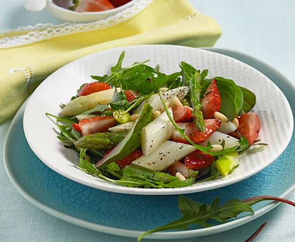 Asperges et fraises en salade
