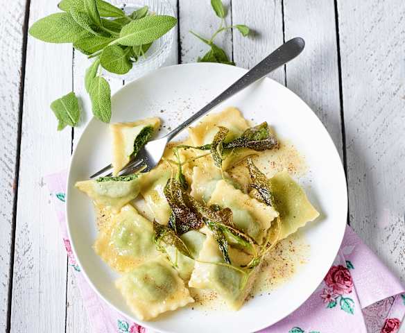 Ravioli mit Spinat und Salbeibutter