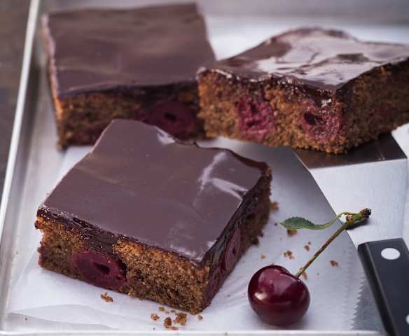 Rotweinschnitten mit Kirschen