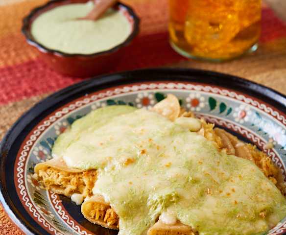 Enchiladas con salsa cremosa de jalapeño