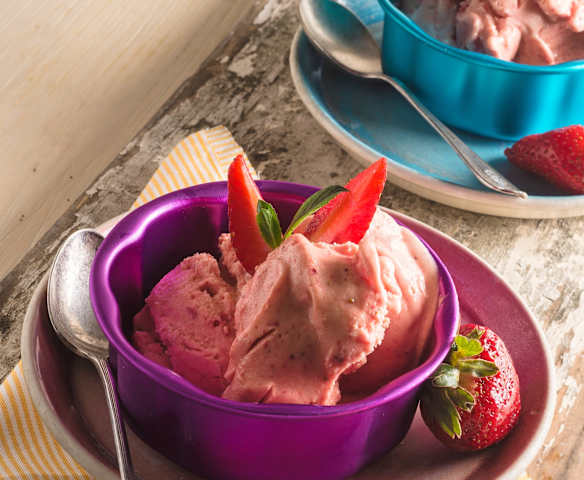 Helado de vainilla y fresa