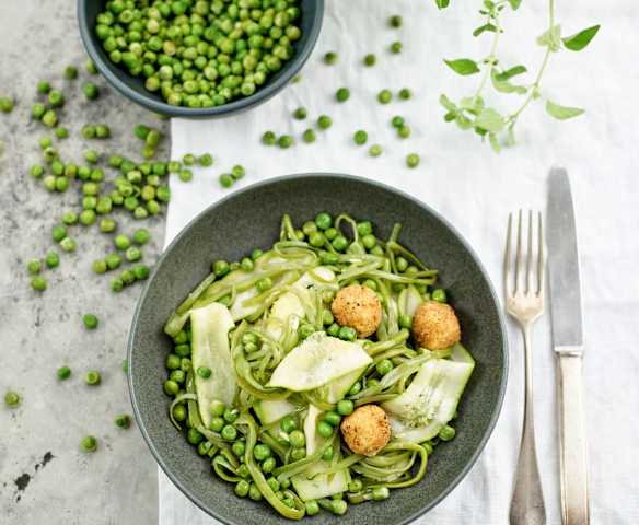 Salada de legumes com bolinhas de queijo