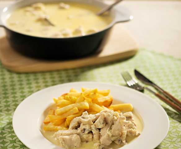 Pollo con salsa de queso y champiñones