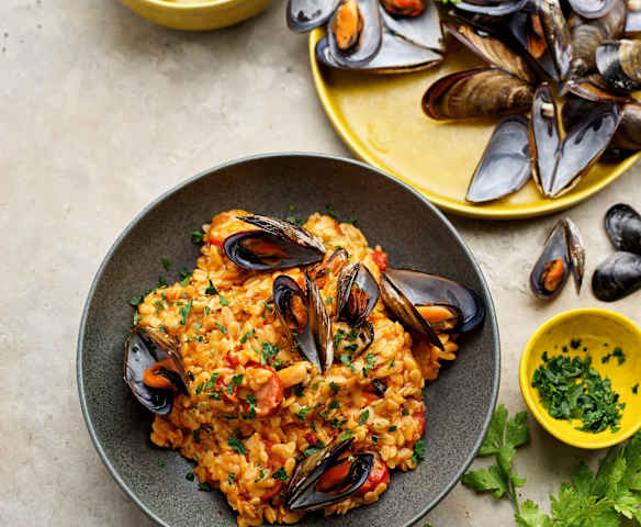 Paella de orzo e mexilhões