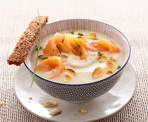 Crème de chou-fleur à l'amande et saumon fumé