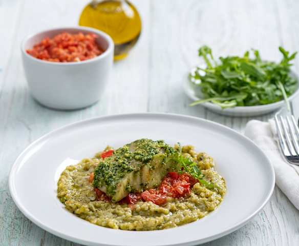 Dorsz na parze w pesto z risotto i salsą pomidorową