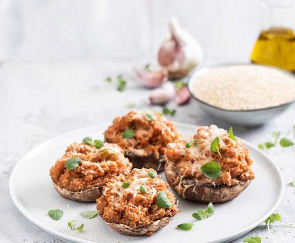 Pieczarki portobello faszerowane komosą ryżową i mielonym indykiem