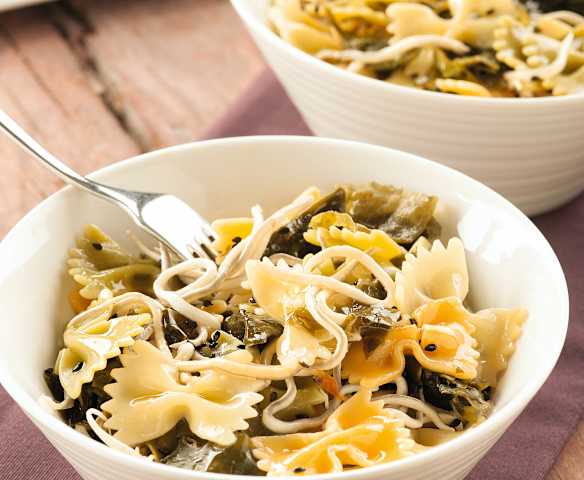 Ensalada de pasta con algas wakame y angulas de surimi