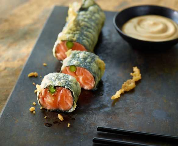 Gebackenes Lachs-Sashimi mit Spargel und Sesamcreme