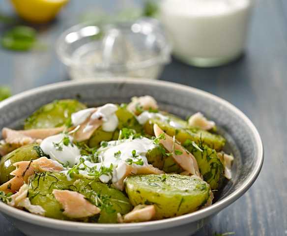 Salát z nových brambor s uzeným pstruhem