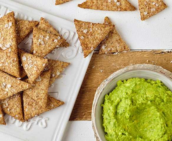 Crackers integrali con crema di avocado