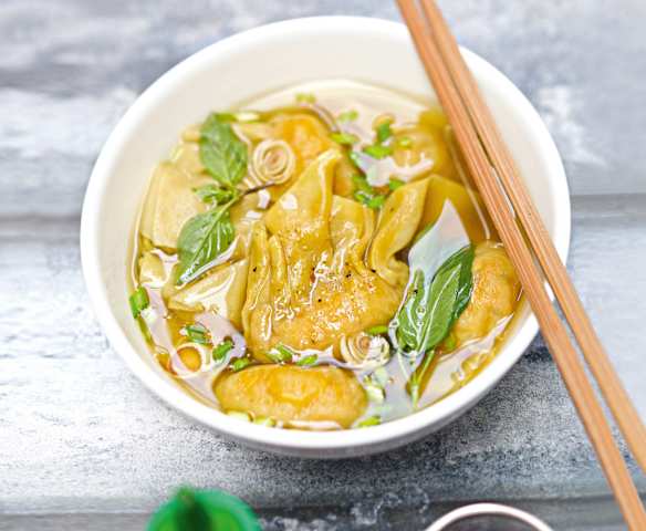 Raviolis poulet-crevette, bouillon à la citronnelle