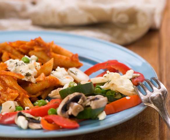 Tomaten-Nudeln mit Gemüse und Feta