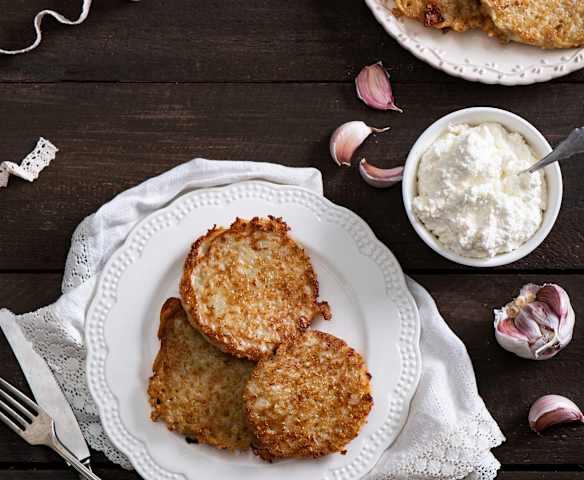 Placki ziemniaczane z twarogiem czosnkowym (plińce z pomoćką)