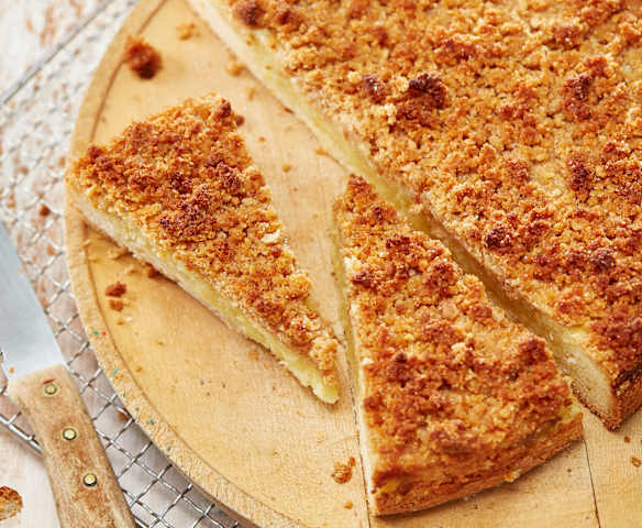 Apfeltorte mit Zwiebackhaube