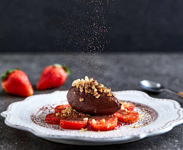 黑巧克力甘纳许配草莓和杏仁酥粒